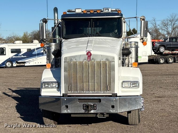 image for item EG8854 2018 Kenworth T800 Glider semi truck