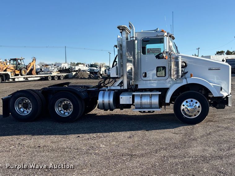 image for item EG8854 2018 Kenworth T800 Glider semi truck