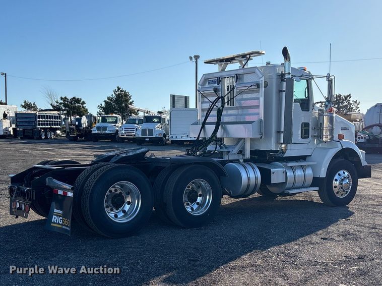 image for item EG8854 2018 Kenworth T800 Glider semi truck