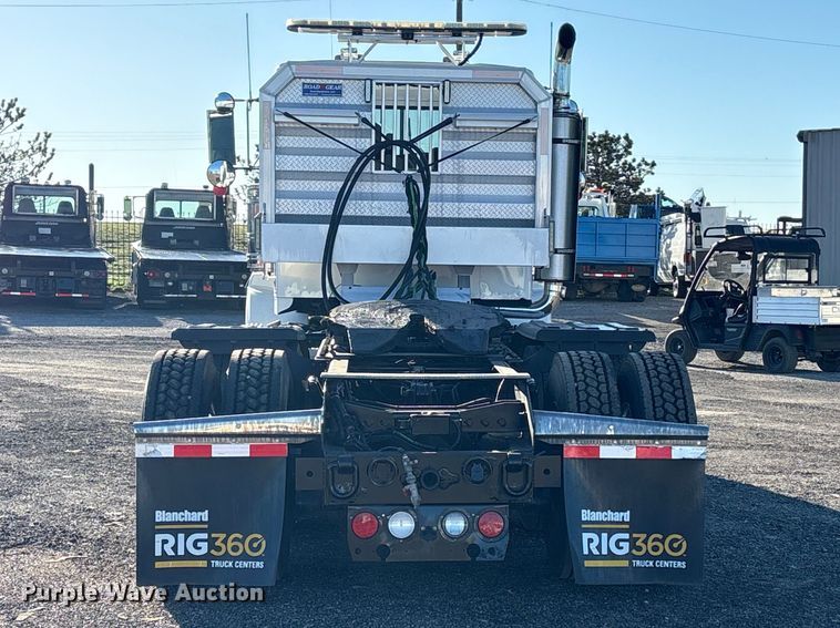 image for item EG8854 2018 Kenworth T800 Glider semi truck