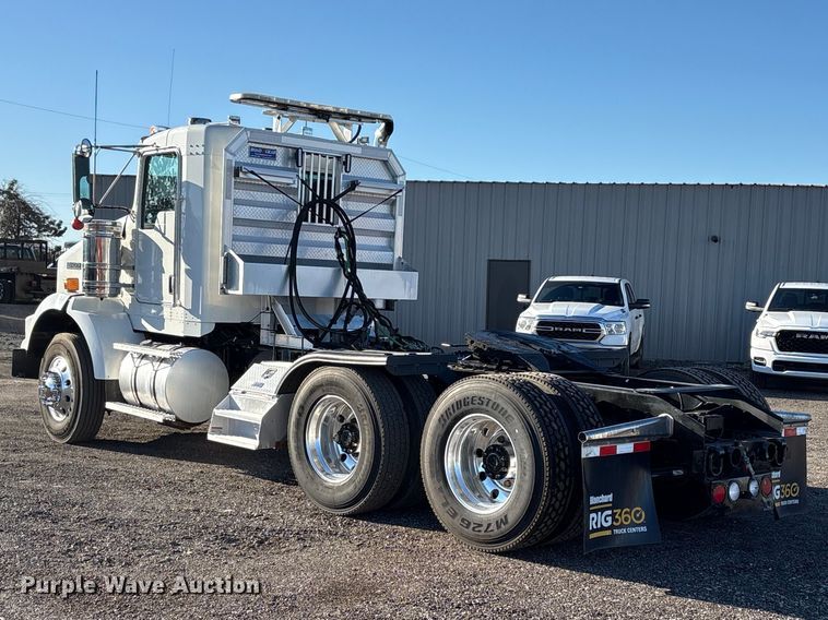 image for item EG8854 2018 Kenworth T800 Glider semi truck