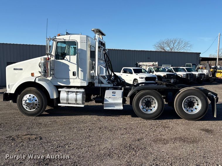 image for item EG8854 2018 Kenworth T800 Glider semi truck