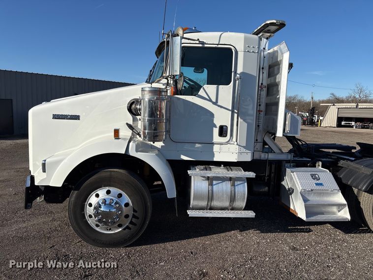 image for item EG8854 2018 Kenworth T800 Glider semi truck