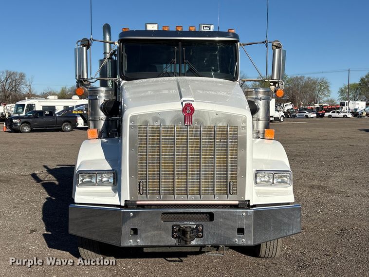 image for item EG8854 2018 Kenworth T800 Glider semi truck
