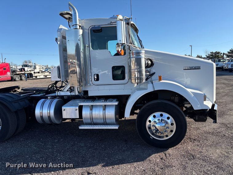 image for item EG8854 2018 Kenworth T800 Glider semi truck