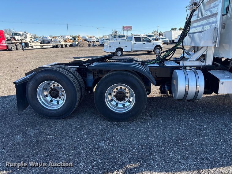 image for item EG8854 2018 Kenworth T800 Glider semi truck