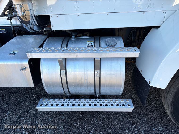 image for item EG8854 2018 Kenworth T800 Glider semi truck