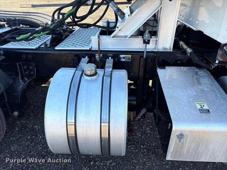 image for item EG8854 2018 Kenworth T800 Glider semi truck