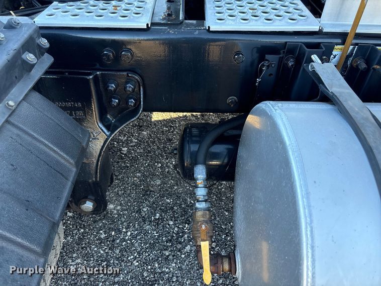 image for item EG8854 2018 Kenworth T800 Glider semi truck