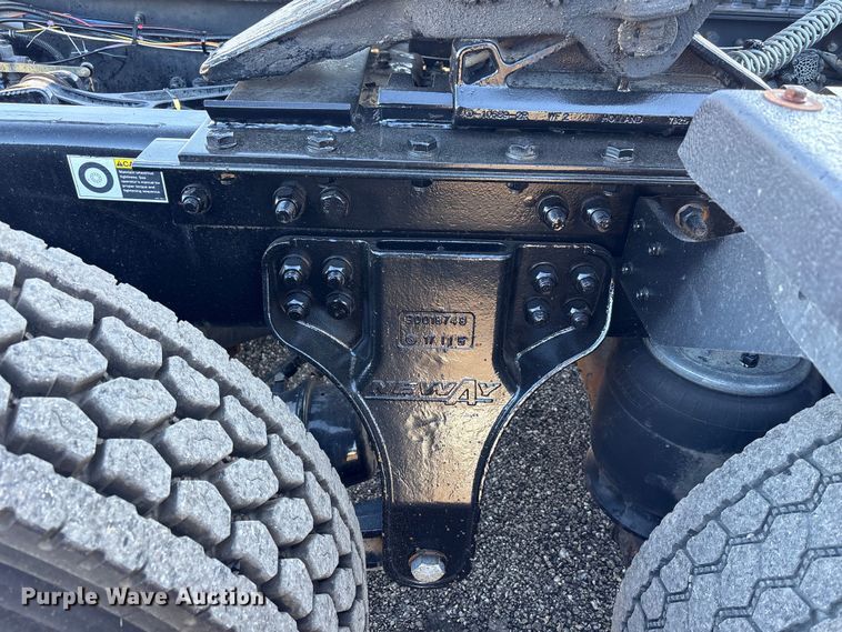 image for item EG8854 2018 Kenworth T800 Glider semi truck