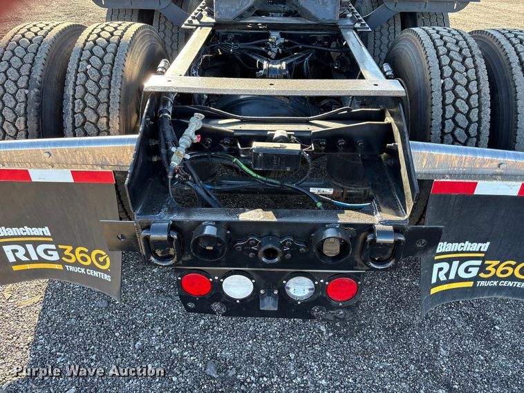 image for item EG8854 2018 Kenworth T800 Glider semi truck