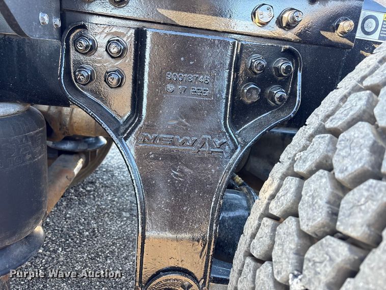 image for item EG8854 2018 Kenworth T800 Glider semi truck