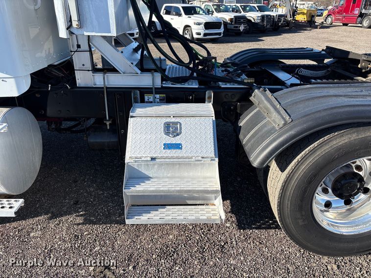 image for item EG8854 2018 Kenworth T800 Glider semi truck