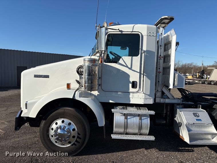 image for item EG8854 2018 Kenworth T800 Glider semi truck
