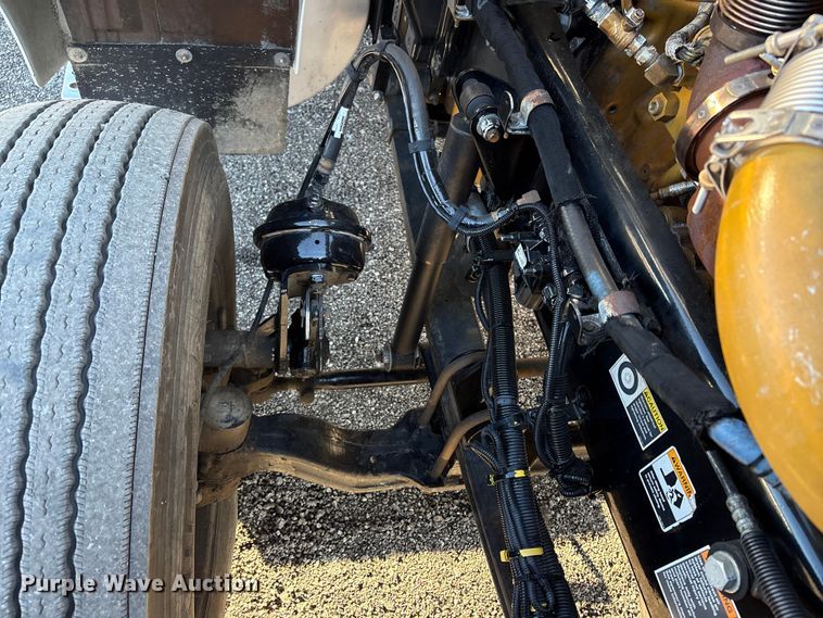 image for item EG8854 2018 Kenworth T800 Glider semi truck