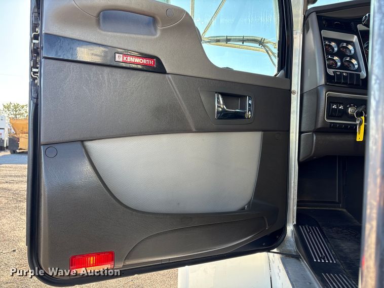 image for item EG8854 2018 Kenworth T800 Glider semi truck