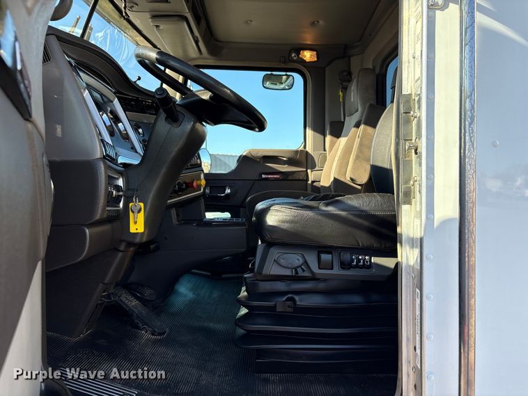 image for item EG8854 2018 Kenworth T800 Glider semi truck