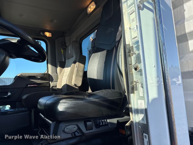 image for item EG8854 2018 Kenworth T800 Glider semi truck