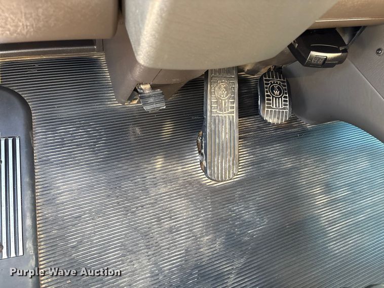 image for item EG8854 2018 Kenworth T800 Glider semi truck