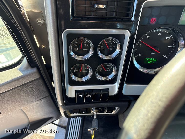 image for item EG8854 2018 Kenworth T800 Glider semi truck