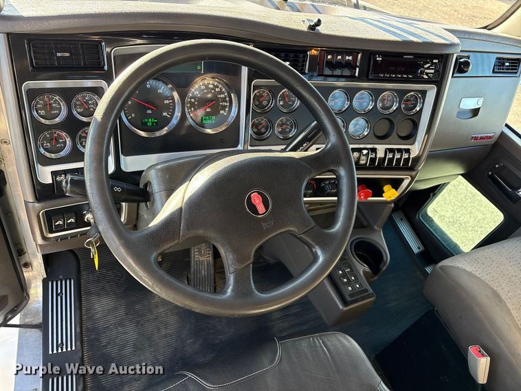 image for item EG8854 2018 Kenworth T800 Glider semi truck