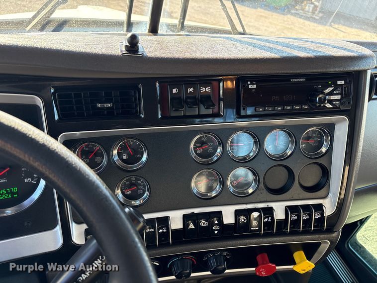 image for item EG8854 2018 Kenworth T800 Glider semi truck