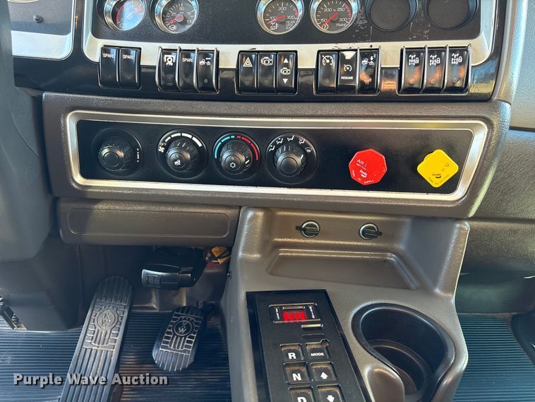 image for item EG8854 2018 Kenworth T800 Glider semi truck