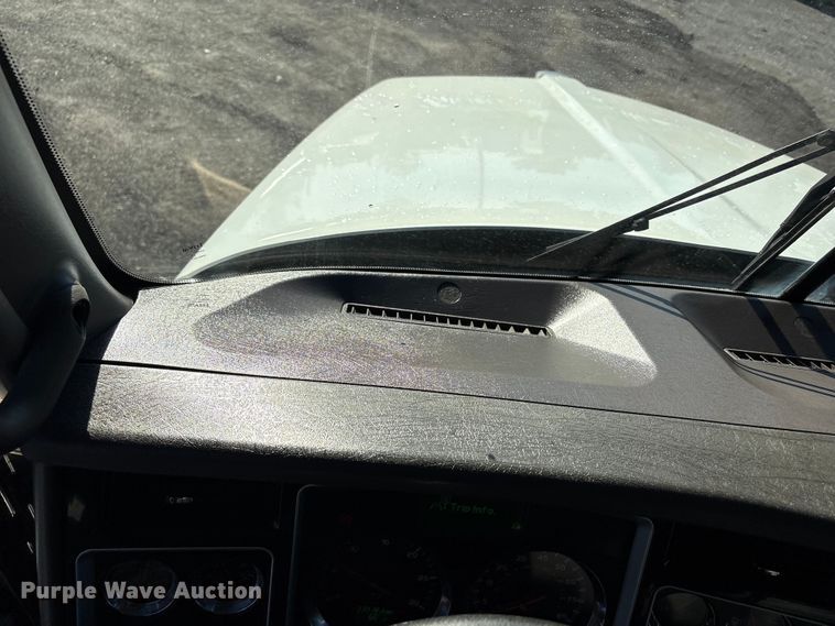 image for item EG8854 2018 Kenworth T800 Glider semi truck