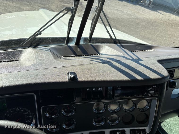 image for item EG8854 2018 Kenworth T800 Glider semi truck