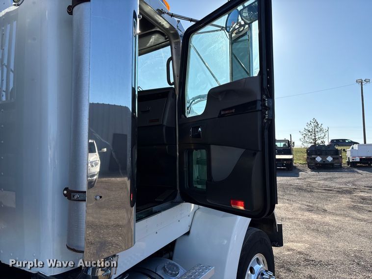 image for item EG8854 2018 Kenworth T800 Glider semi truck