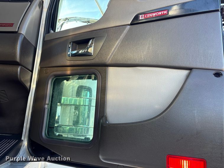 image for item EG8854 2018 Kenworth T800 Glider semi truck