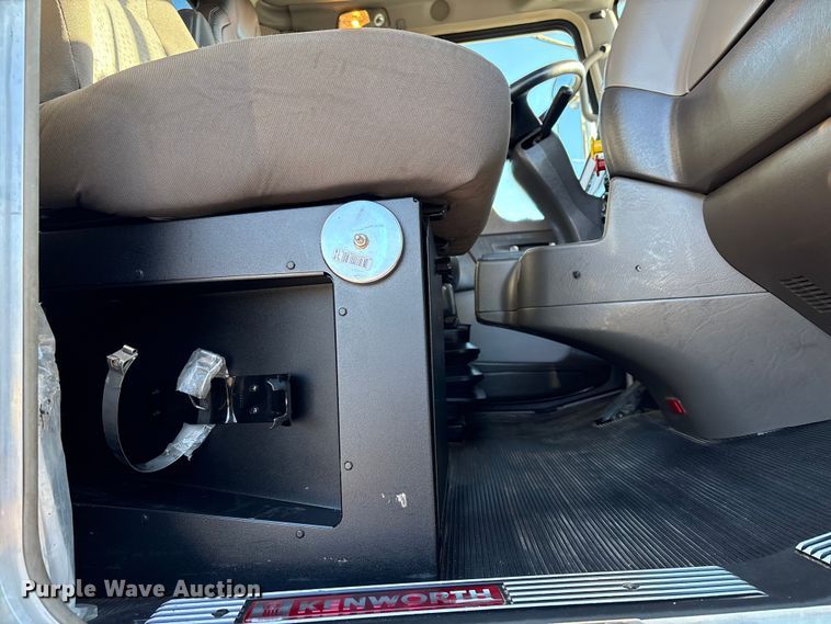 image for item EG8854 2018 Kenworth T800 Glider semi truck