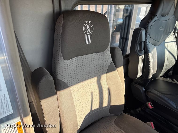 image for item EG8854 2018 Kenworth T800 Glider semi truck