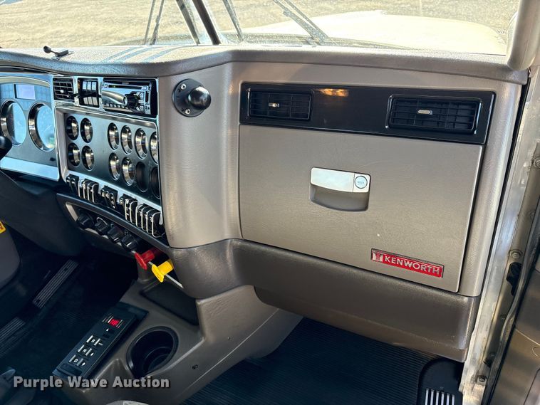 image for item EG8854 2018 Kenworth T800 Glider semi truck