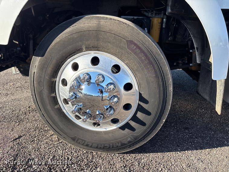 image for item EG8854 2018 Kenworth T800 Glider semi truck