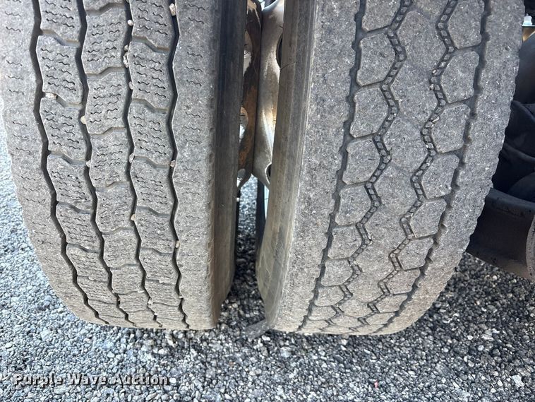 image for item EG8854 2018 Kenworth T800 Glider semi truck