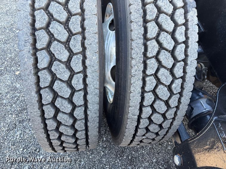 image for item EG8854 2018 Kenworth T800 Glider semi truck