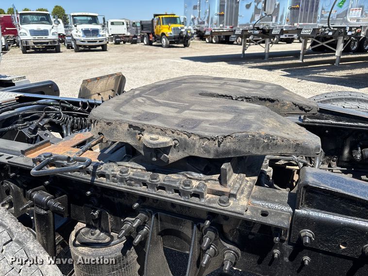 image for item EM0094 2016 International LF687 semi truck