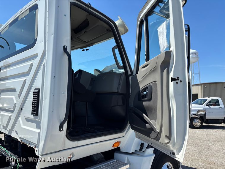 image for item EM0094 2016 International LF687 semi truck
