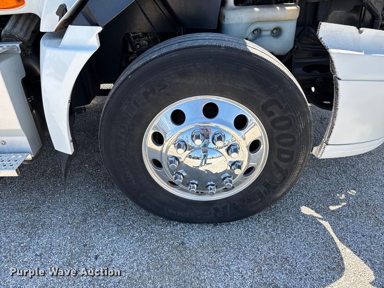 image for item EM0094 2016 International LF687 semi truck
