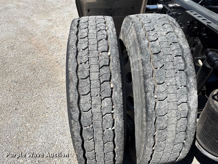 image for item EM0094 2016 International LF687 semi truck