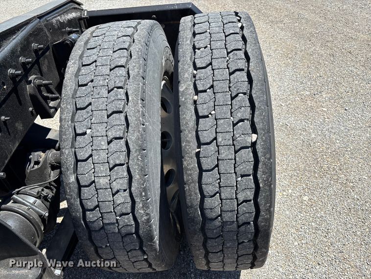 image for item EM0094 2016 International LF687 semi truck