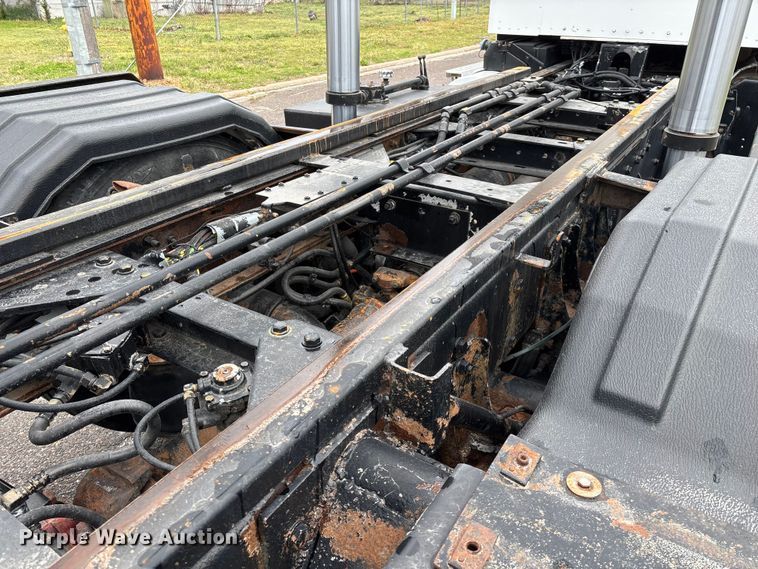 image for item EO4139 2012 Kenworth T800 roll-off container truck