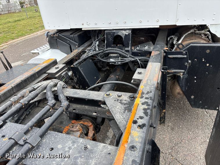 image for item EO4139 2012 Kenworth T800 roll-off container truck