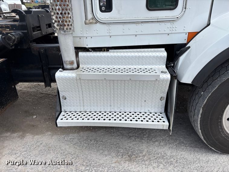 image for item EO4139 2012 Kenworth T800 roll-off container truck