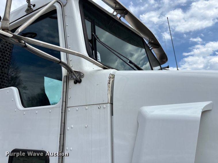 image for item EO4139 2012 Kenworth T800 roll-off container truck