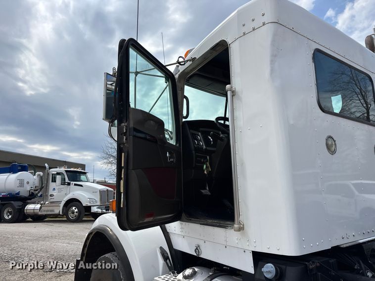 image for item EO4139 2012 Kenworth T800 roll-off container truck