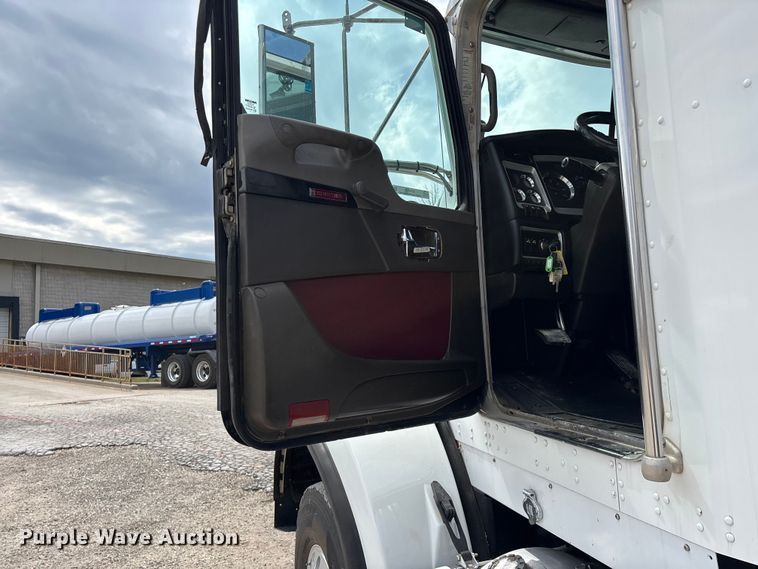 image for item EO4139 2012 Kenworth T800 roll-off container truck