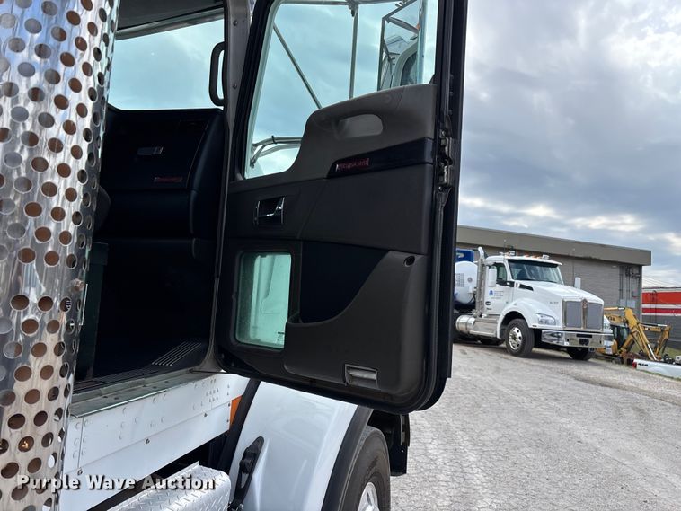 image for item EO4139 2012 Kenworth T800 roll-off container truck