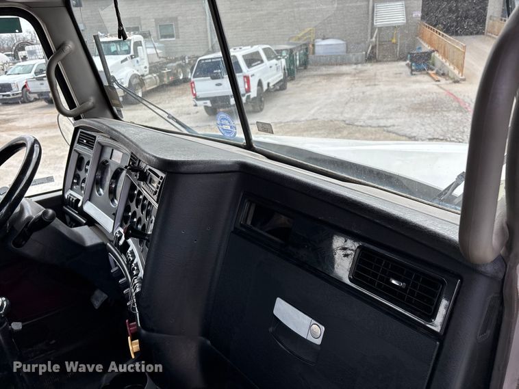 image for item EO4139 2012 Kenworth T800 roll-off container truck